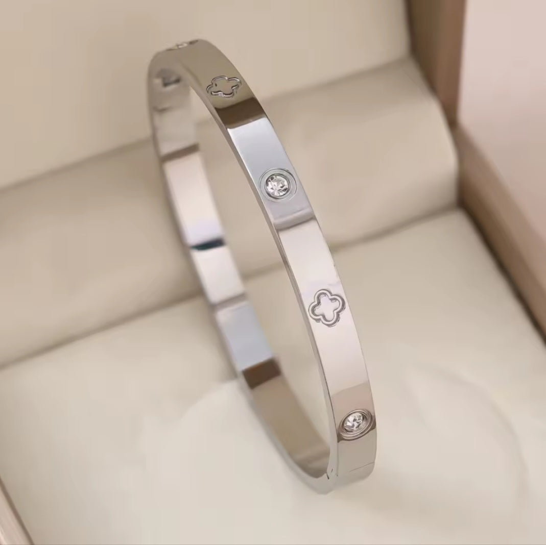 Clover Love Bangle - Silver